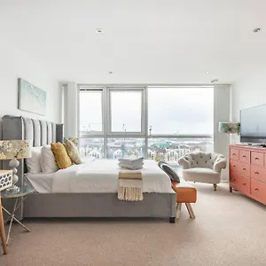 Guest house Serene Waterfront - Excel, London